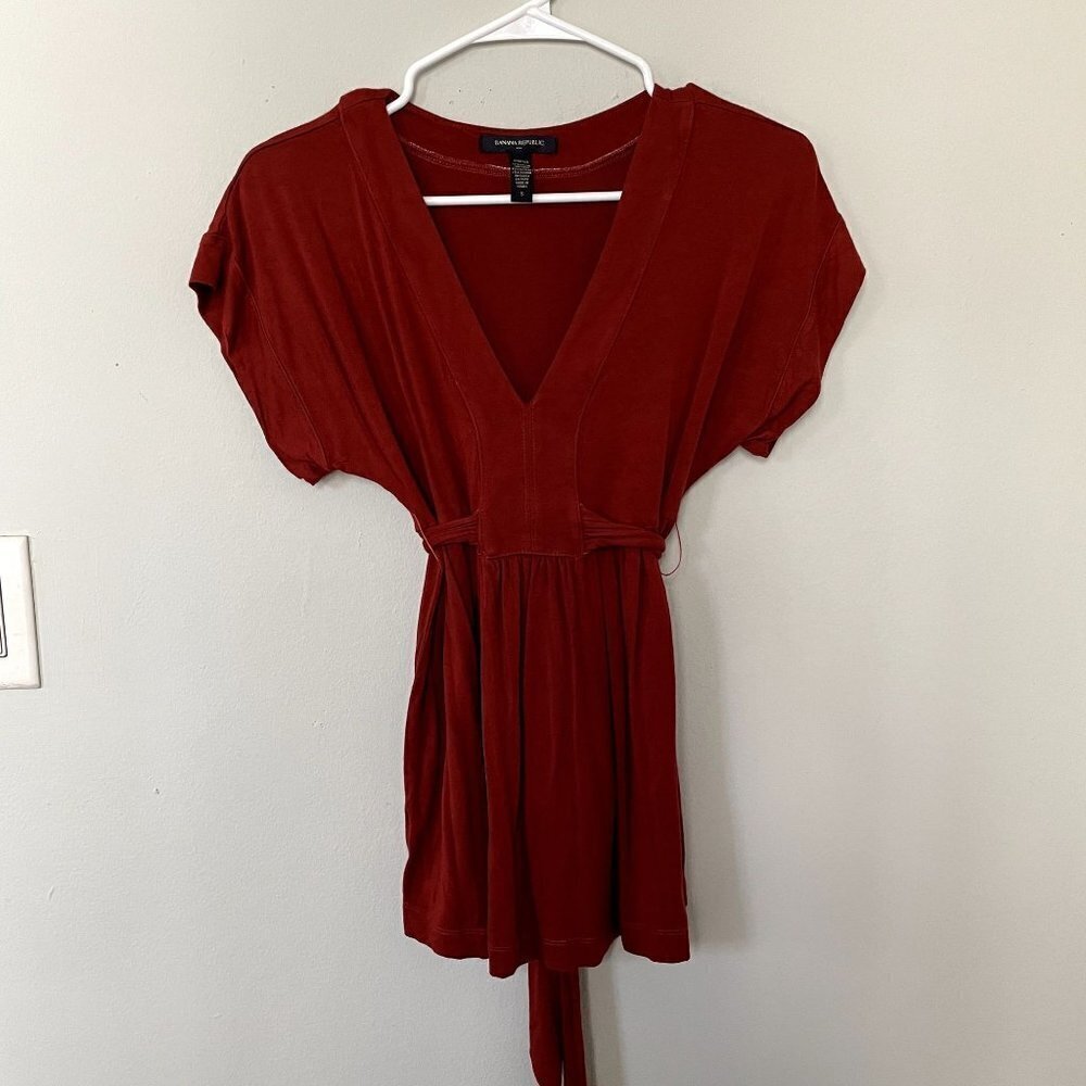 Banana Republic deep coral orange short sleeved blouse v-neck top shirt rayon